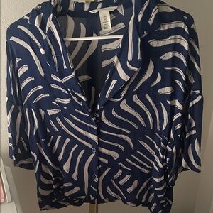 H&M Blue and White Patterned Button-Down Shirt